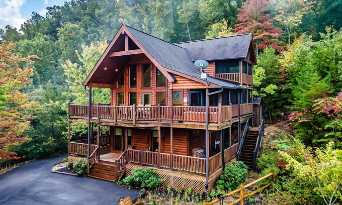 Wears Valley Cabina | Mountain Views! Luxury 5-STAR Cabin! Hot Tub & Private Hiking 🥾