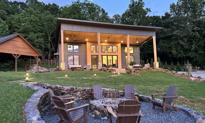 Dahlonega Casa | Mountain Views/New Barndominium/16+ppl/Mins to Downtown & Wineries/2 Sep Homes