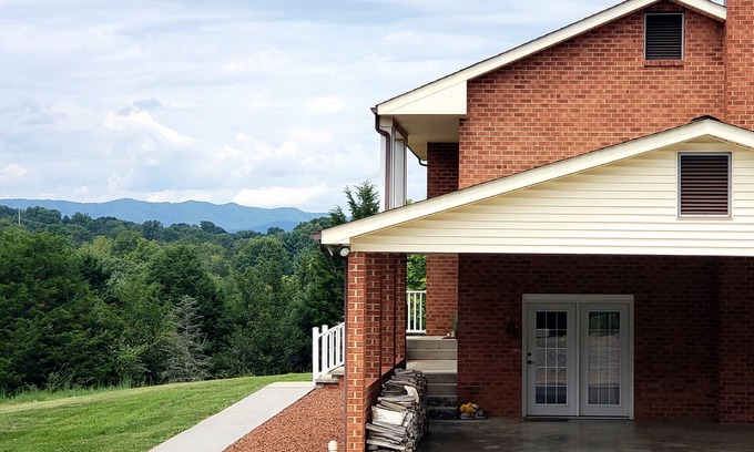 Troutville Casa | Mountain views on 7 acre lot, nearby hiking, game room!