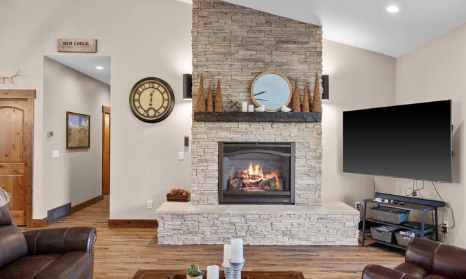 Red Lodge Casa | Mountain Views, spacious and Newly built, Dog Friendly, Wi-Fi, A/C and Garage- Willow Creek Hideaway