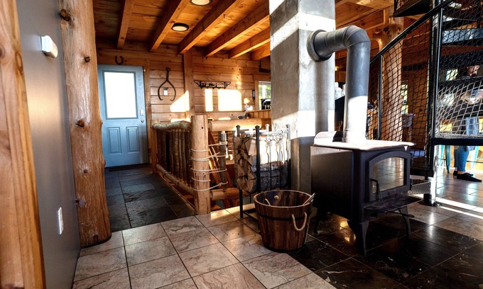 West Halifax Cabina | Mountain Views Summer Sunsets Private Hiking Tail Gameroom Minimalist