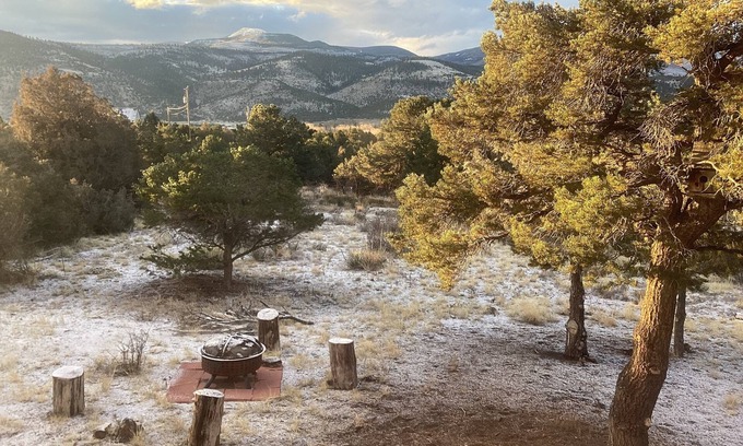 Alpine Village Cabina | Mountain views, walk to National Forest, close to Rio Grande