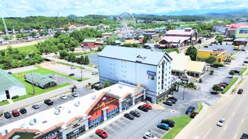 Pigeon Forge Hotel | Mountain Vista Inn & Suites - Walking Distance to the Island