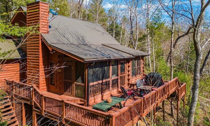 Hidden Lake Cabina | Mountain Vista is pet friendly with a Mountain view, hot tub and fire-pit and a screened porch. WiFi