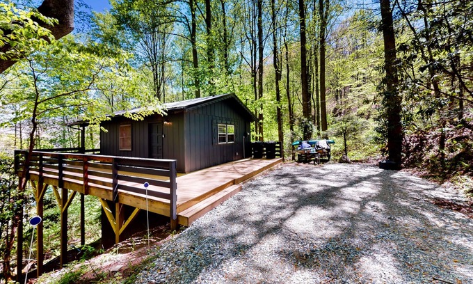 Topton Casa | Mountainside escape with Nantahala Lake views & serene deck - dog-friendly