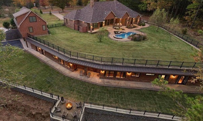 Mena Casa | Mountainside Luxury Unit 3—LOCATION! LOCATION!