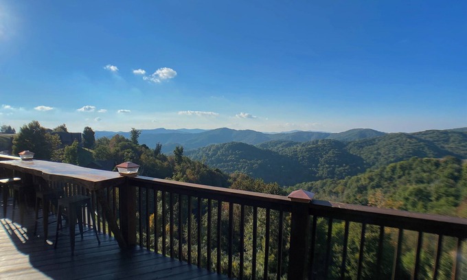 Wolf Laurel Cabina | Mountaintop Cabin 1.8 miles to Hatley Pointe Ski Resort