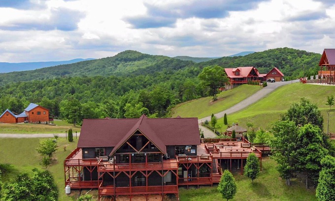 Dobson Cabina | MountainTop Compound Groups,Corporate Retreat,Weddings,Churches 10-40BR, 66 Beds