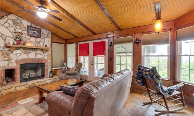 Ellijay Cabina | Mountaintop Ellijay Cabin w/ Private Hot Tub