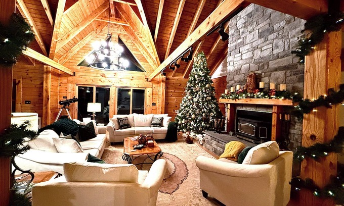 Sinks Grove Cabina | Mountaintop lodge, breathtaking views, private hiking trails & arcade game room.