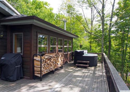 Hunter Casa | Mountaintop Lookout with Hot Tub under the Stars