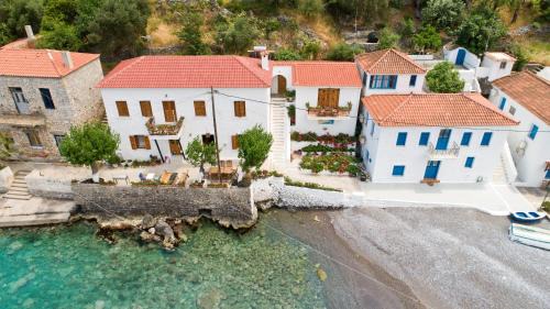 Charakas Casa | MOURAGIO