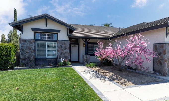 Loma Linda Casa | Move-in Special! 4BD Home – First Month 4,500 USD