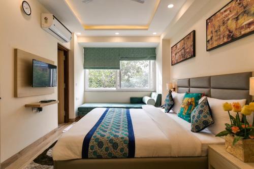 New Friends Colony Cama Y Desayuno | MOYDOM Private Ensuite with Shared Balcony & Kitchen