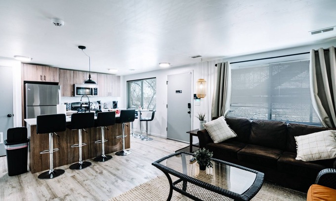 Downtown Salt Lake City Apartamento | Mr. 6 Center: Entire rental unit in Salt Lake City, Utah 2 Bed 1 Bath