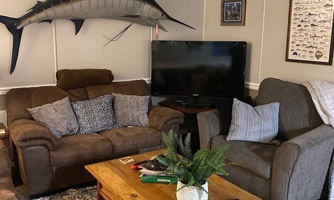 Venice Casa | Ms. Lou Houseboat in Venice, LA - Coast & Canyon Outfitters