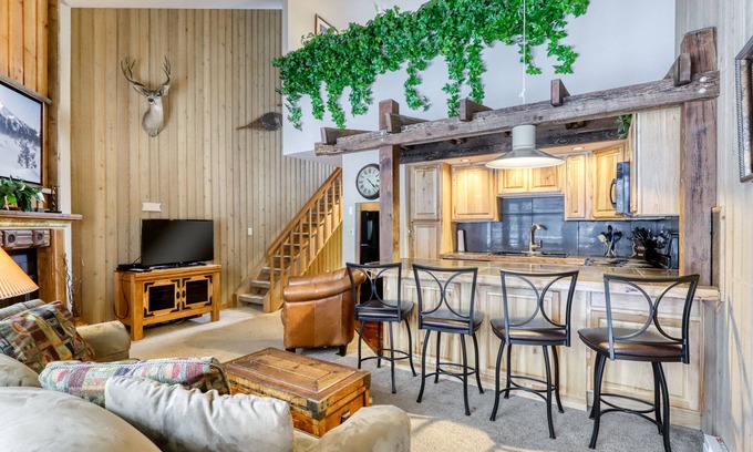 Century West Condominio | Mt. Bachelor Village condo with tennis courts and nearby slope access