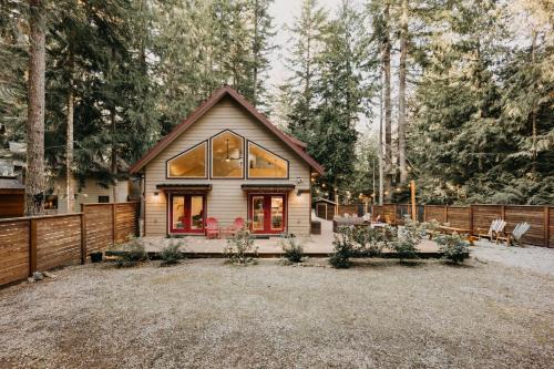 Glacier Casa | Mt Baker Rim Cabin 24 - Hot Tub, WIFI, Air Conditioning, Sleeps 8