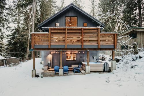 Glacier Casa | Mt Baker Rim Cabin 50 with WIFI, Hot Tub and Air Conditioning