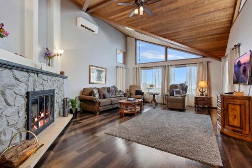 Oak Harbor Casa | Mt. Baker View Harbor King Bed Fire Pit