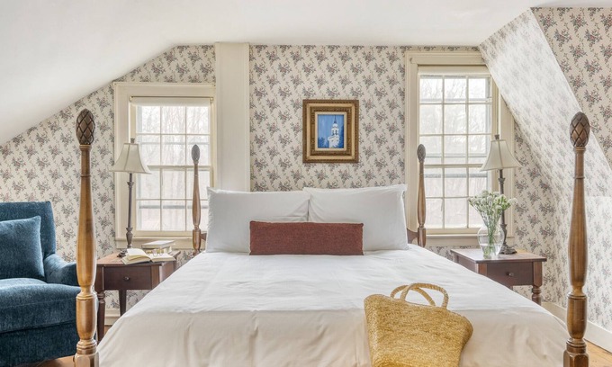 Egremont Casa | Mt Everett Room at Egremont Village Inn by AvantStay | Music, Bar & Farm!