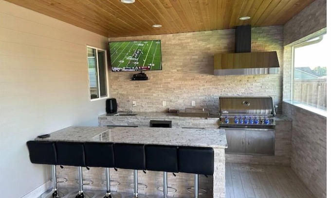 Carver Casa | Mt Hood Luxury Home with Hot tub Game room & More