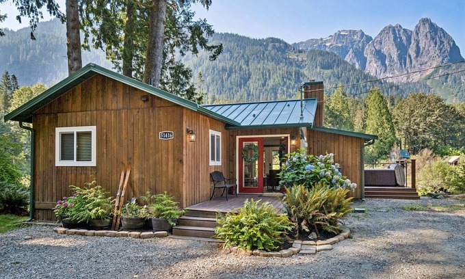 Gold Bar Cabaña | Mt. Index Riverside with hot tub, wifi, grill, fireplace and more!