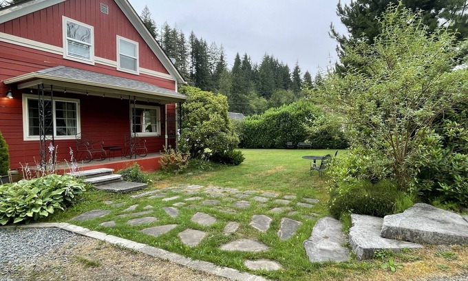 Wilkeson Casa | Mt Rainier Carbon Glacier Highway, Historic Mining Town, Wilkeson, Sleeps 4-6, C