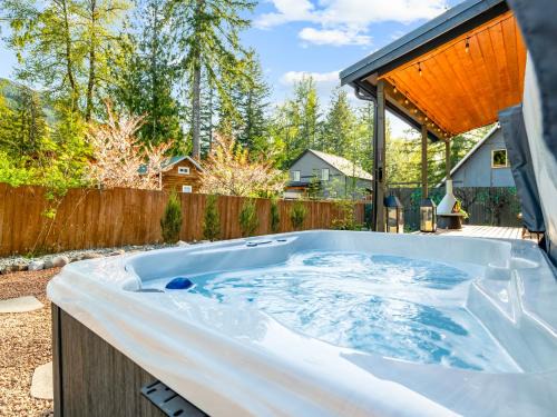 Paradise Estates Casa | Mt Rainier Retreat Private Hot Tub Firepit