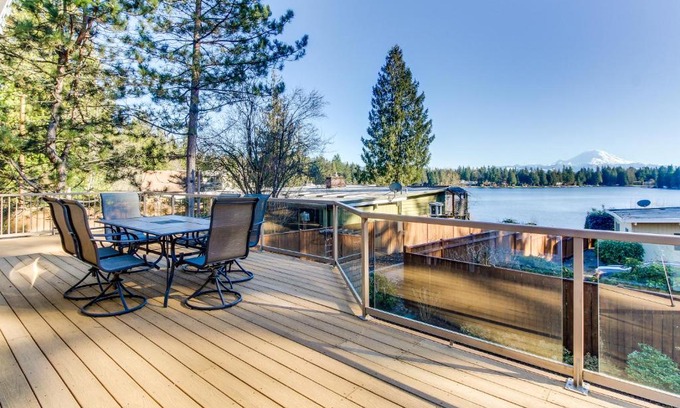 Lake Morton-Berrydale Casa | Mt. Rainier view from Lake Morton