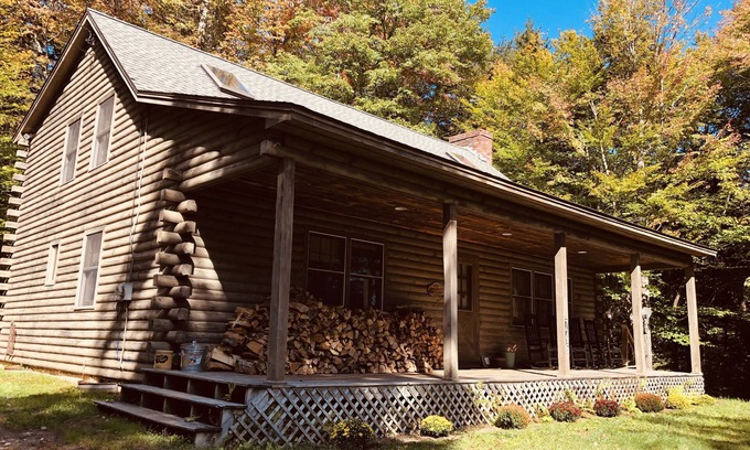 Stratton Cabina | monte Snow / Stratton Log Cabin en el bosque