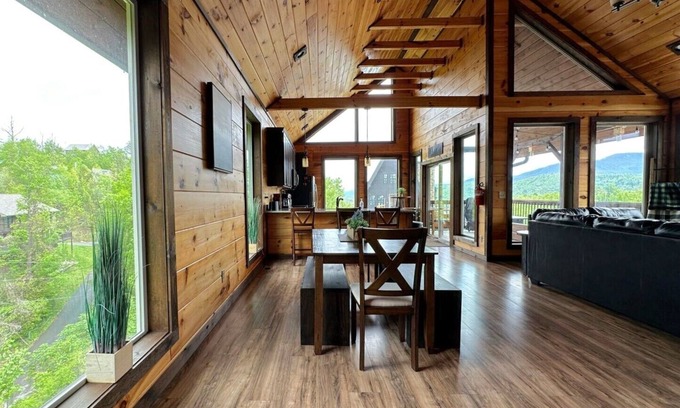 Chalet Village North Cabina | ⛰️🌲Mt View, Close to Parkway, SLPS 8, 3Bd 3Ba, Game Room! Hot Tub🌲⛰️