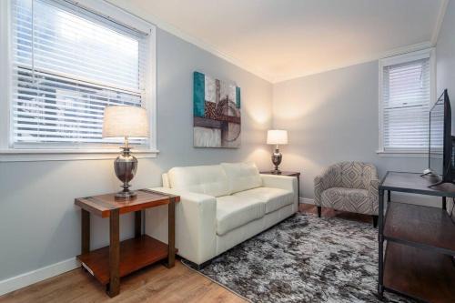 Old Town Apartamento | MTM Fully Furnished Rental in Old Town - 2 Beds