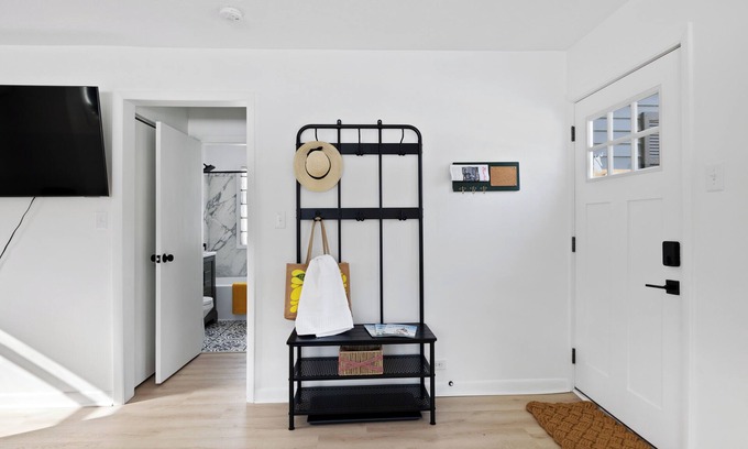 Hudson Lake Casa | MTM Premier, Modern 1 Bedroom, 1 Bath