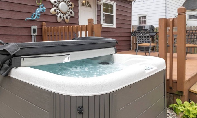 Michigan City Casa | MTM Premier, YEAR-ROUND Hot Tub, fence