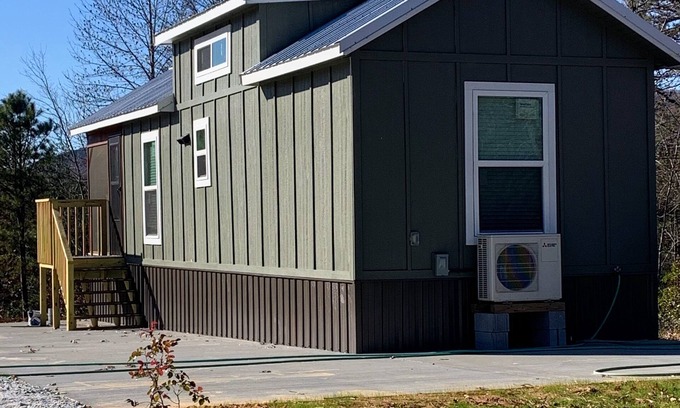 Travelers Rest Cabina | Mtn Cabin Getaway-Best Location! -Hike-Bike-Winery-Fire Pit-Screened in Porch