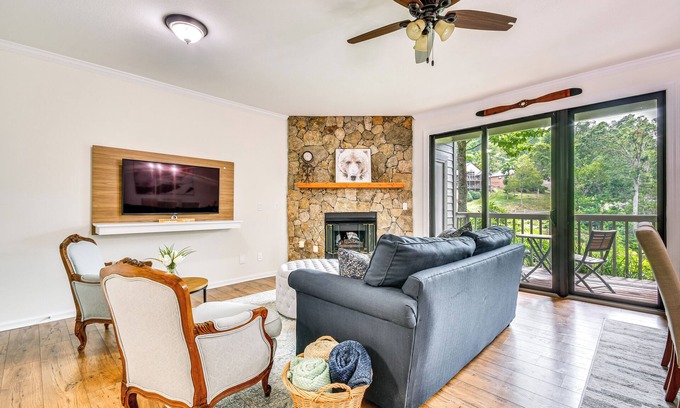 Mountain Air Condominio | Mtn Cabin w/ Balcony & View in Burnsville!