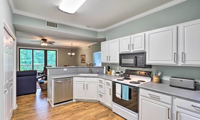 Mountain Air Apartamento | Mtn Cabin w/ Balcony & View in Burnsville!