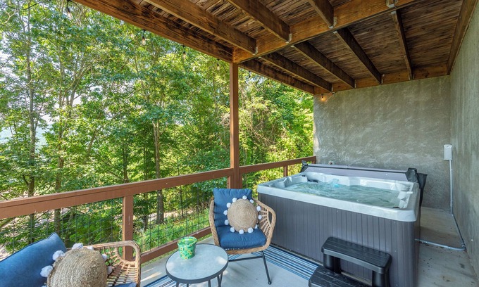 Burnsville Cabina | Mtn Cabin with Views, Hot Tub+Grill, Wood Stove, WiFi, Private & Close to Town.