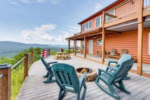 Murphy Casa | Mtn-View Cabin Deck and Pets Welcome in Murphy