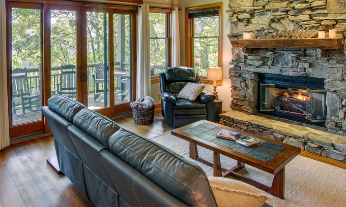 Mountain Air Condominio | Mtn-View Condo w/ Screened Porch in Burnsville!