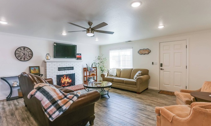 Woodlake Casa | Mtn-View Home w/ Patio & Grill in Woodlake