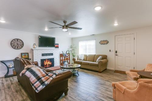 Woodlake Casa | Mtn-View Home with Patio and Grill in Woodlake