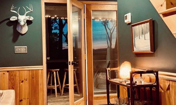 Walnut Mountain Cabina | Mtn View Hot Tub Pool Game Room Porch Wildlife Minutes to Town