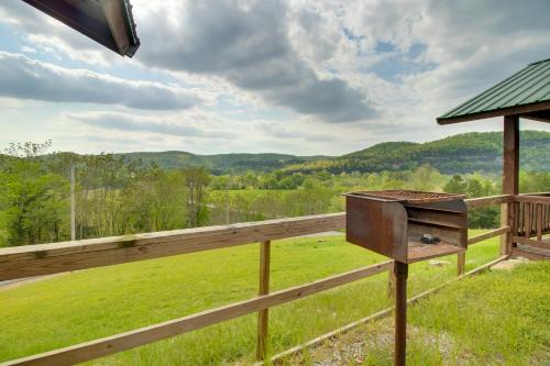 Mountain View Casa | Mtn-View Porch Arkansas Cabin Near White River