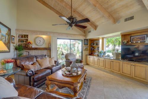 Rancho Mirage Apartamento | Mtn-View Rancho Mirage Condo with Lakefront Patio