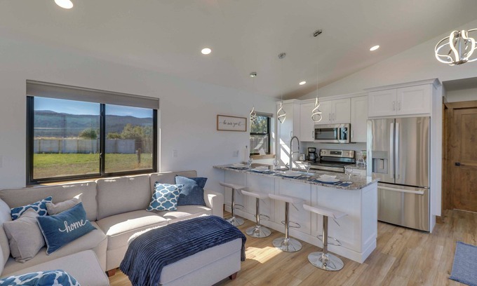 Kalispell Cabina | Mtn-View Tiny Home Near Flathead Lake & Skiing!