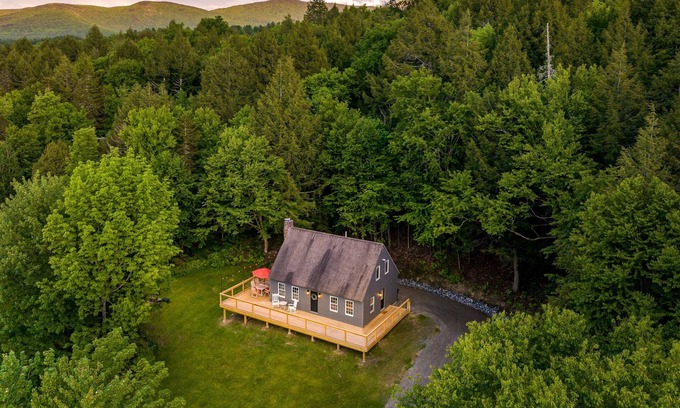 Stowe Cabaña | Mtn Views | Bike & Hike | Hot Tub | Private Deck