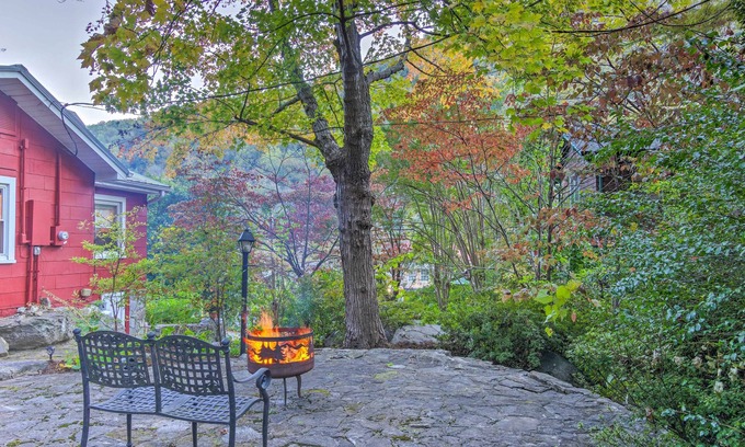 Chimney Rock Cabaña | Mtn Views + Fire Pit: Serene Chimney Rock Abode