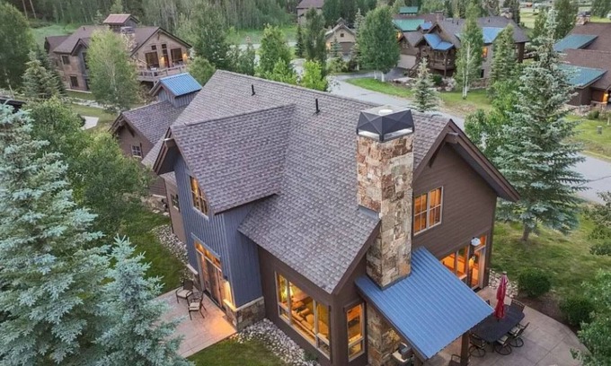 Three Peaks Casa | Mtn Views! Fire Pit, Dog Friendly, Ski, Hike, Play